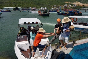 Khách đi tour biển đảo Nha Trang tăng đột biến
