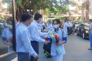 Lãnh đạo tỉnh Khánh Hòa động viên đoàn bác sĩ, tình nguyện viên lên đường hỗ trợ tỉnh Phú Yên phòng chống dịch Covid-19