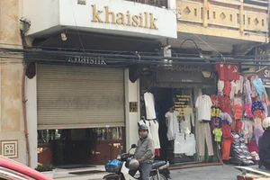 Cửa hàng của Khaisilk ở 113 Hàng Gai, quận Hoàn Kiếm (Hà Nội) nơi người mua phát hiện khăn lụa được bán có cả nhãn mác "made in China" lẫn với nhãn "made in Vietnam".
