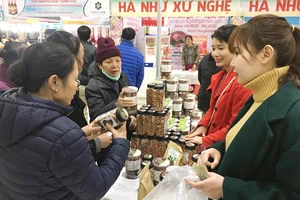 Người tiêu dùng tham quan và mua các sản phẩm tại hội chợ xuân sáng 6-2