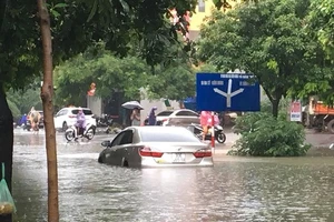 Hà Nội ngập lụt vì mưa, hôm nay thủy điện Hòa Bình mở liên tiếp thêm 2 cửa xả