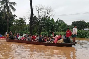 Rất nhiều người dân Lào đang chờ đợi được cứu hộ. Ảnh: Attapeu Today