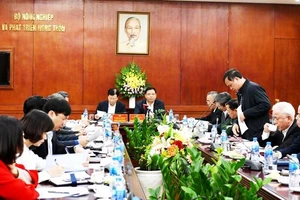Bộ NN-PTNT báo cáo với Phó Thủ tướng về tình hình dịch tả heo sáng 28-2