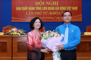 Đồng chí Trương Thị Mai tặng hoa chúc mừng Chủ tịch Tổng Liên đoàn Lao động Việt Nam Nguyễn Đình Khang