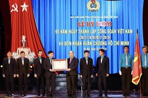 Thủ tướng trao Huân chương Hồ Chí Minh cho Công đoàn Việt Nam