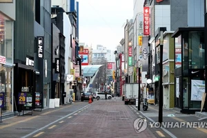 Dongsung-ro, một khu mua sắm lớn ở Daegu, cách Seoul 300 km về phía đông nam, gần như vắng người trong ngày 26-2. Ảnh: YONHAP