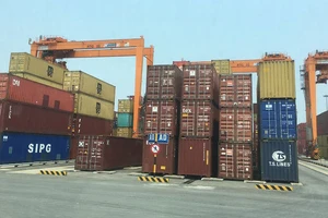 Những container hàng nhập khẩu được tập kết tại cảng Đình Vũ - Hải Phòng. Ảnh: VĂN PHÚC