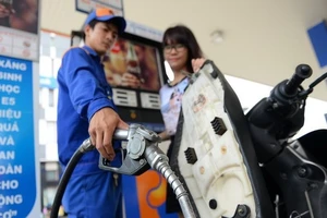 Xăng dầu đồng loạt giảm giá từ chiều nay 7-12
