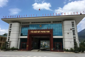 6 lãnh đạo và cán bộ hải quan ở cửa khẩu Bắc Phong Sinh bị tạm đình chỉ