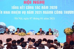 Thủ tướng Nguyễn Xuân Phúc đánh giá cao những kỳ tích về xuất khẩu hàng hóa trong năm 2020. Ảnh: VIẾT CHUNG