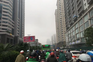 Sáng nay 1-3, Hà Nội tắc đường, mưa bụi, khói sương vì thời tiết giao mùa. Ảnh: VĂN PHÚC