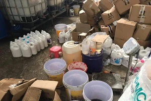 Bắt quả tang “công xưởng” có dấu hiệu sản xuất nước giặt tẩy giả