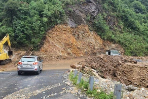 Trận mưa lớn ngày 15-7 đã gây sạt lở nặng tại đèo Ô Quy Hồ - Sa Pa (Lào Cai). Ảnh do BCH PCLB tỉnh Lào Cai cung cấp