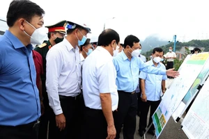 Phó Thủ tướng Lê Văn Thành kiểm tra công tác ứng phó mưa lũ tại thủy điện Hòa Bình