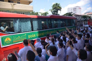 Thêm gói hỗ trợ cho 10.000 “chiến sĩ áo trắng” vào TPHCM chống dịch