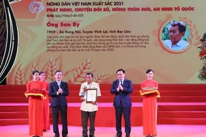 Chủ tịch Quốc hội Vương Đình Huệ dự lễ tôn vinh 63 nông dân Việt Nam xuất sắc năm 2021
