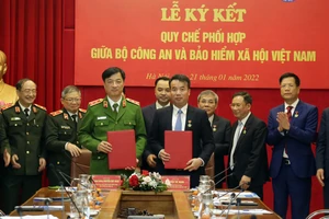 Đại diện lãnh đạo BHXH Việt Nam và Bộ Công an ký kết quy chế phối hợp chiều 21-1