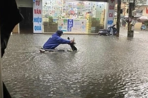 Hà Nội mưa như trút nước, nhiều nơi ngập sâu, xe cộ “chôn chân” trên đường 