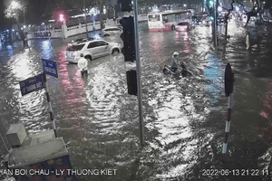 Nhiều ô tô ở Hà Nội bị mưa “cuốn bay” biển số