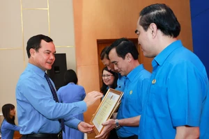 Ông Nguyễn Đình Khang trao bằng khen của Công đoàn Việt Nam cho các tập thể xuất sắc