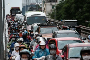 Nhiều tuyến đường ở Hà Nội ùn tắc nghiêm trọng vì mưa bão