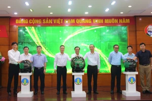 Bộ trưởng Bộ NN-PTNT Lê Minh Hoan (đứng giữa) cùng các bên bấm nút phát lệnh chuyển đổi số trong nông nghiệp