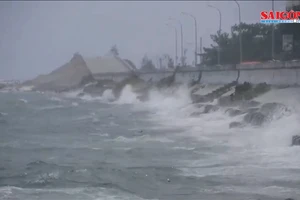 Sóng biển động mạnh tại đảo Lý Sơn sáng ngày 27-9. Ảnh: CHÍ TÂM