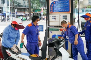 Giá xăng tăng, giá dầu giảm nhẹ
