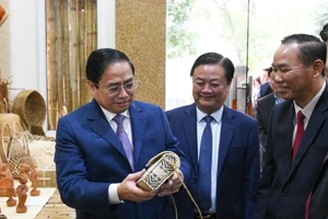 Thủ tướng Phạm Minh Chính tham quan gian hàng trưng bày sản phẩm OCOP tại hội nghị sáng 13-1