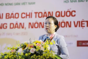 Bà Bùi Thị Thơm, Phó Chủ tịch Trung ương Hội Nông dân Việt Nam phát biểu khai mạc