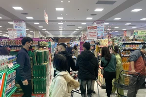 Các siêu thị tết ở Hà Nội bắt đầu “ấm” hơn