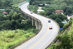 Cao tốc Nội Bài - Lào Cai 83km chỉ 2 làn xe, không dải phân cách cứng, đang quá tải