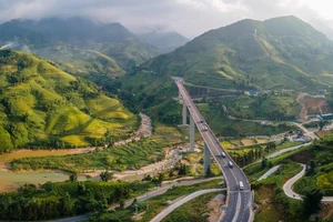 Cao tốc Lào Cai - Sa Pa tạm dừng thu phí chỉ sau hơn 1 tháng thu phí