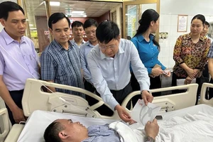 Công đoàn Việt Nam trao tiền hỗ trợ công nhân tai nạn cháy khí metan ở Quảng Ninh