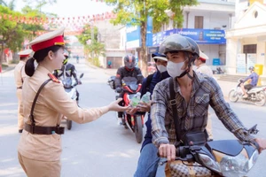 Cảnh sát giao thông “tiếp” xăng và nước cho người đi xe máy về quê