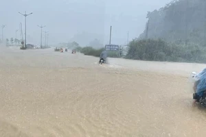 Mưa dữ dội, đường thành sông ở TP Lào Cai