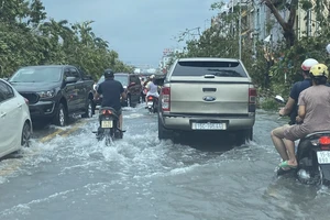 TP Hải Phòng: Đường ngập như sông, mất điện diện rộng