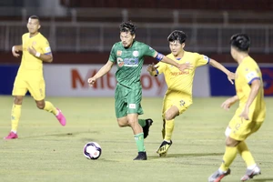 CLB Sài Gòn (áo xanh) tiếp tục thua trận ở vòng 6 LS V-League. Ảnh: DŨNG PHƯƠNG