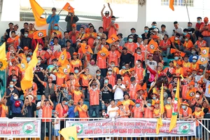 Sân Quy Nhơn luôn đông đảo khán giả.