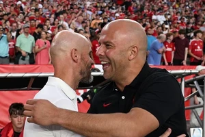 Erik ten Hag và Arne Slot chưa bao giờ là bạn bè, giờ đã sắp trở thành kình địch