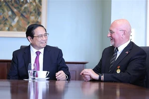 Thủ tướng Phạm Minh Chính tiếp Giáo sư Roberto Rabel, Chủ tịch Hội hữu nghị New Zealand – Việt Nam. Ảnh TTXVN