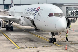Máy bay Boeing 787 gặp sự cố của hãng hàng không LATAM Airlines. Ảnh: TTXVN