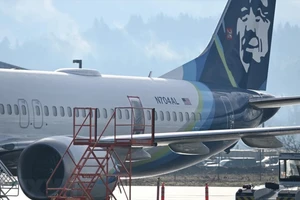 Máy bay Boeing 737 MAX của hãng hàng không Alaska Airlines hạ cánh khẩn cấp tại thành phố Portland, bang Oregon, Mỹ sau sự cố bung cửa ngày 23-1-2024. Ảnh: TTXVN
