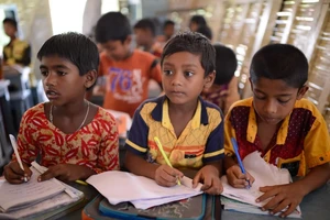 Một lớp học tại Bangladesh. Ảnh: NPR