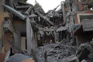 Những ngôi nhà bị phá hủy sau cuộc không kích của Israel xuống thành phố Deir el-Balah, Dải Gaza. Ảnh: THX