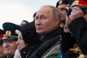Tổng thống Nga Vladimir Putin cùng các cựu binh tham dự lễ duyệt binh. Ảnh: SPUTNIK