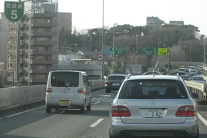 Đường cao tốc Shuto đã phong tỏa để phục vụ công tác điều tra. Ảnh: KYODO