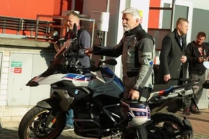Tổng thống Petr Pavel với xe mô tô tại đường đua. Ảnh chụp màn hình X