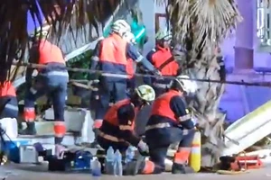 Ảnh chụp màn hình Olive Press: Nhân viên cứu hộ tìm kiếm nạn nhân trong vụ sập mái nhà hàng ở Tây Ban Nha