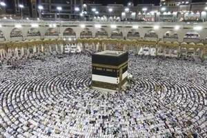 Các tín đồ Hồi giáo cầu nguyện tại Đền thờ Lớn ở thánh địa Mecca, Saudi Arabia, trong lễ hành hương Hajj. Ảnh: IRNA 